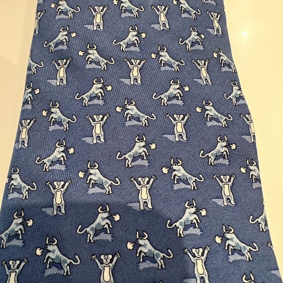 Vineyard Vines Other - Vineyard Vines bull and bear 100% silk tie